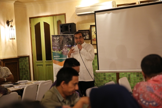 Direktur Corporate Affairs Asian Agri, M. Fadhil Hasan memberikan penjelasan tentang Program Kemitraan One to One