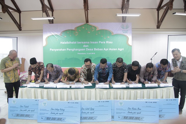 9 villages in Riau signed MoUs and committed to continue Asian Agri’s Fire-Free Village Program