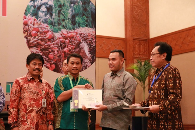 Kemitraan Petani – Perusahaan Mengantarkan Asosiasi Petani Swadaya Amanah Raih Sertifikasi ISPO Pertama di Indonesia