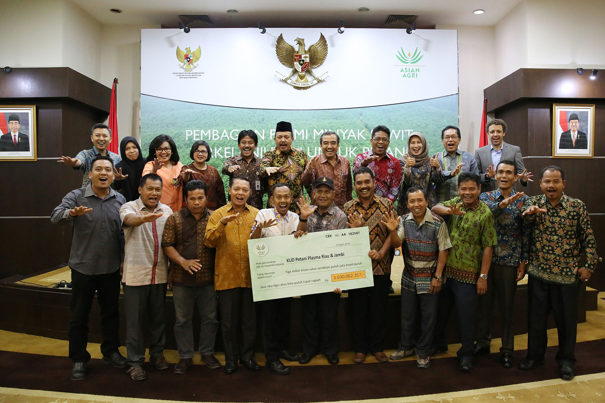 Asian Agri Supports Farmers’ Cooperatives with Palm Oil Premiums
