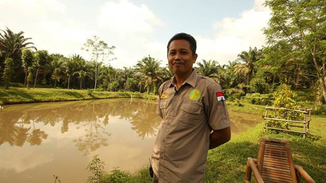 Ekoyono, The Second Generation Oil Palm Farmer Who Helps Grow The Local Economy