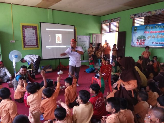 Asian Agri’s Fire Awareness Community Goes to School