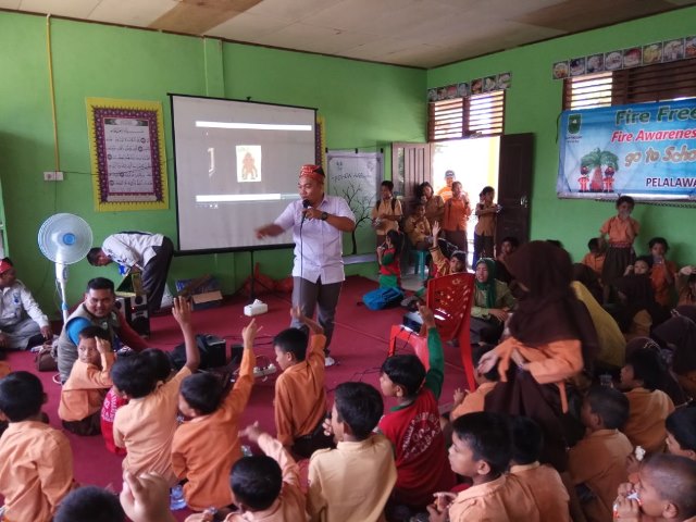 Masyarakat Peduli Api Asian Agri Sambangi Sekolah