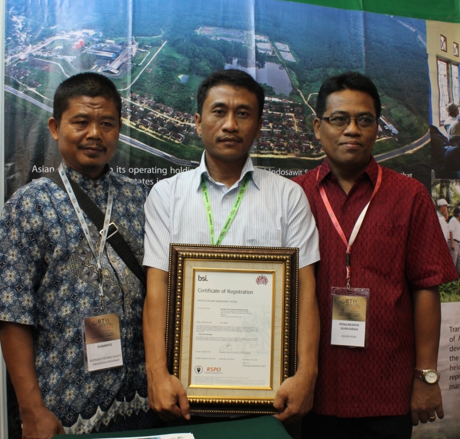 Narno menerima penghargaan dari RSPO