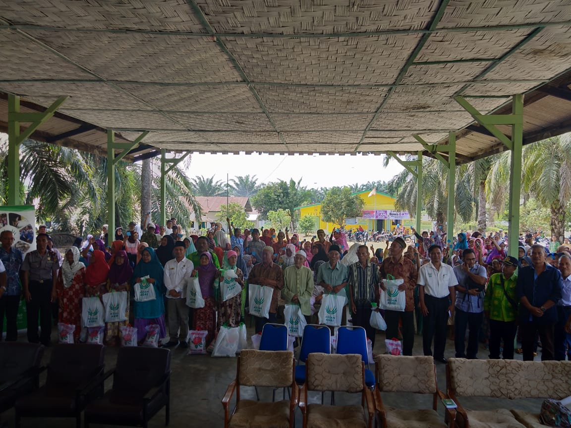 Penyerahan perdana dukungan paket lebaran bersama masyarakat di Desa Penggalian