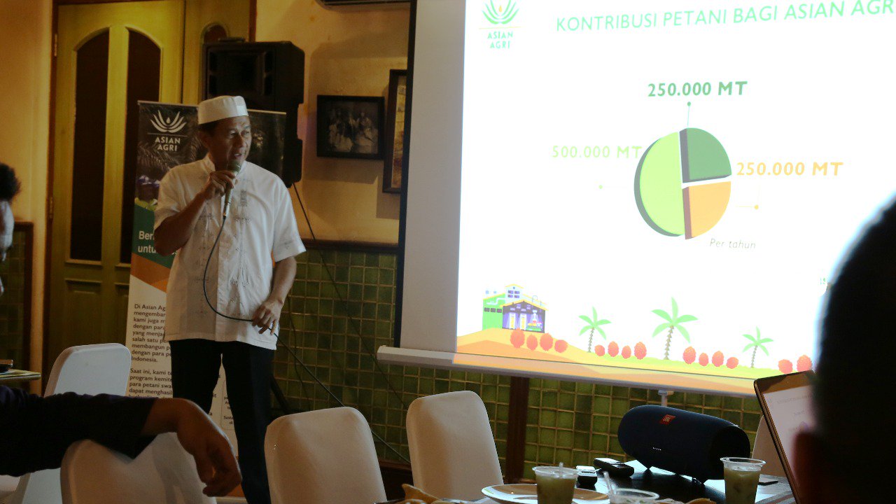 Deputy Head of Partnership Asian Agri, Rafmen saat menjelaskan tentang kemitraan Asian Agri dengan petani