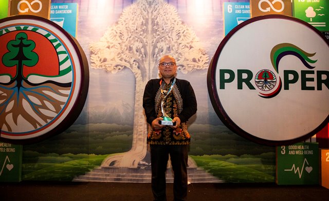 Head of Industrial Relations Asian Agri, Manumpak Manurung menerima piala Proper Hijau yang diserahkan oleh Menteri Kementerian Lingkungan Hidup dan Kehutanan (KLHK), Siti Nurbaya