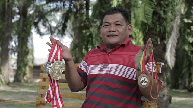 Proud Smallholders – Second-generation Smallholder Overcomes Physical Disability, Achieves Oil Palm and Sporting Success