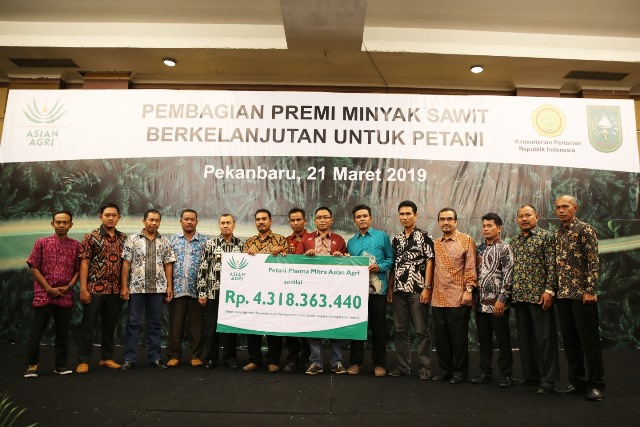 Asian Agri Distributes Premiums of Certified Palm Oil Sales to Support Smallholder Commitment to Sustainability