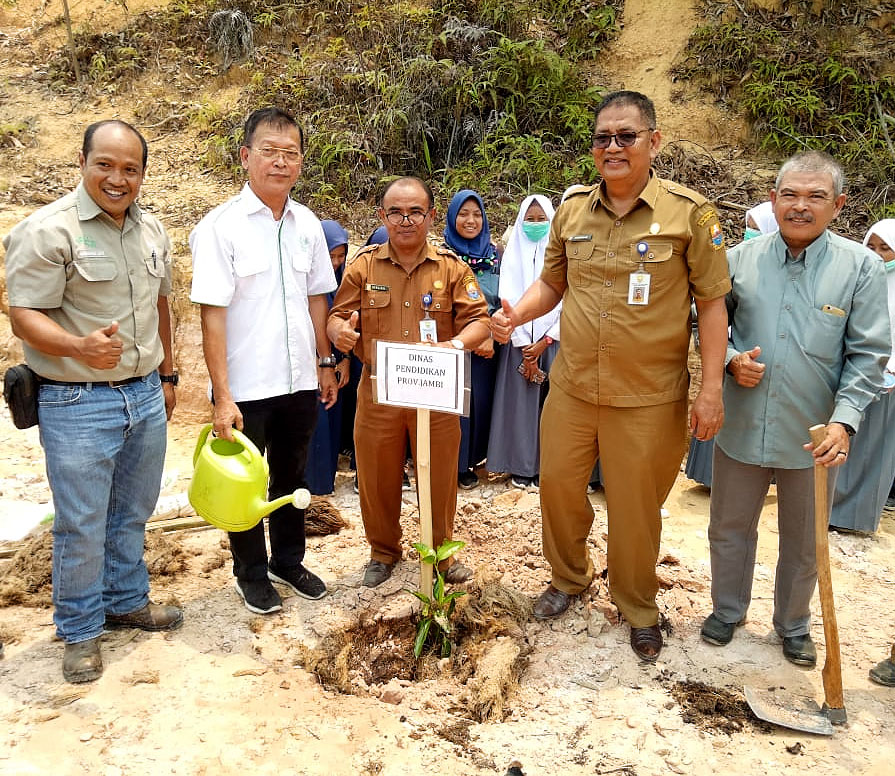 Asian Agri Contributes Trees to School in Anticipation of Dry Season