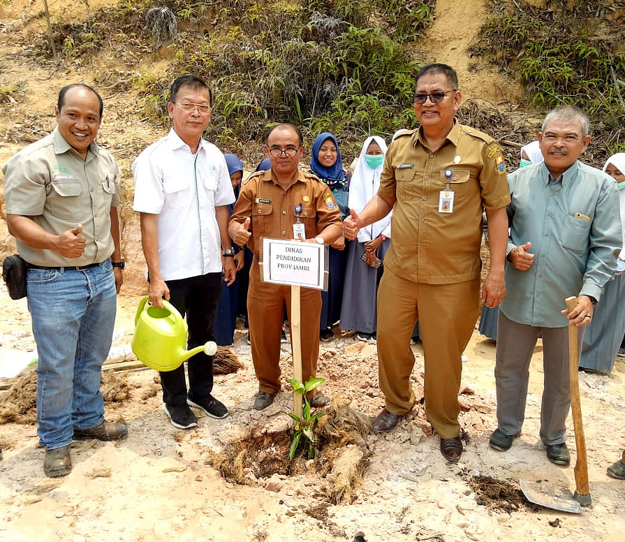 Menyikapi Musim Kemarau, Asian Agri Lakukan Penghijauan Sekolah di Jambi