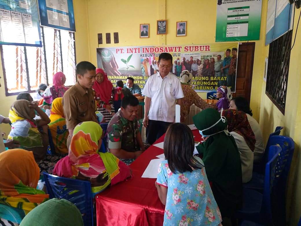 Pemeriksaan Kesehatan dan Pembagian Masker di Merlung Jambi