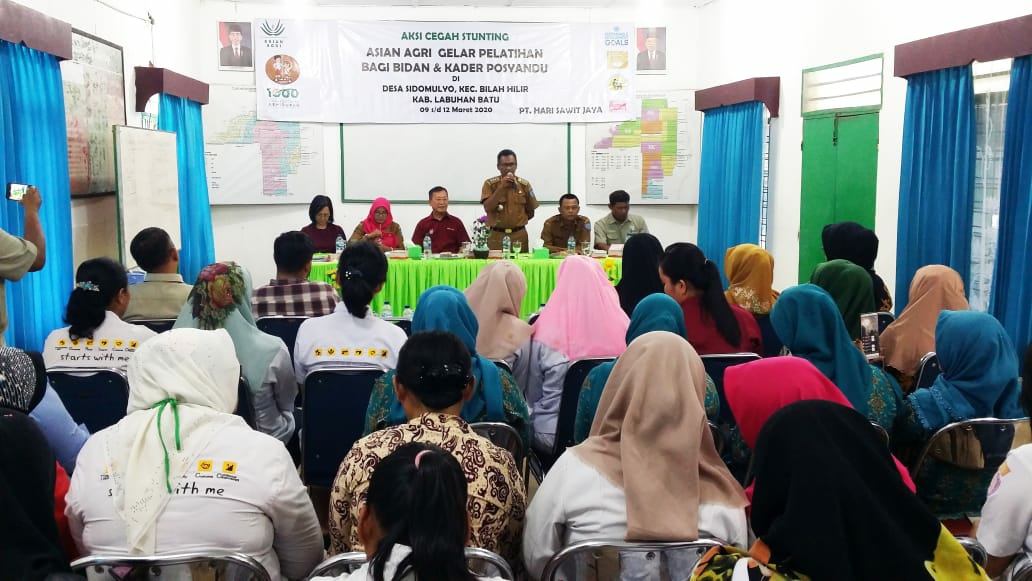 Midwives and Integrated Healthcare Center Representatives Attend Stunting Prevention Training