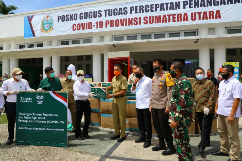 Perangi Covid-19, Tanoto Foundation dan Asian Agri Menyerahkan Bantuan APD di Sumatera Utara
