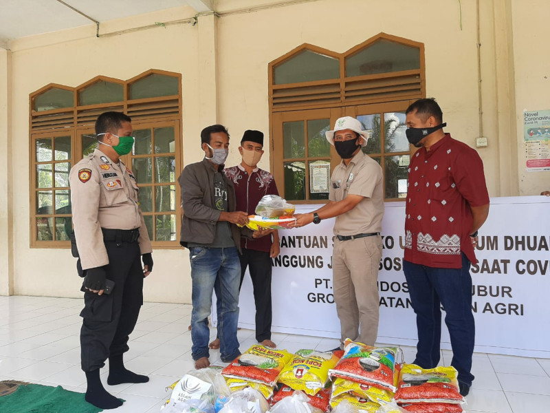 Caring for Communities Affected by COVID-19, Asian Agri Distributes Food Packages to 61 Villages in Riau