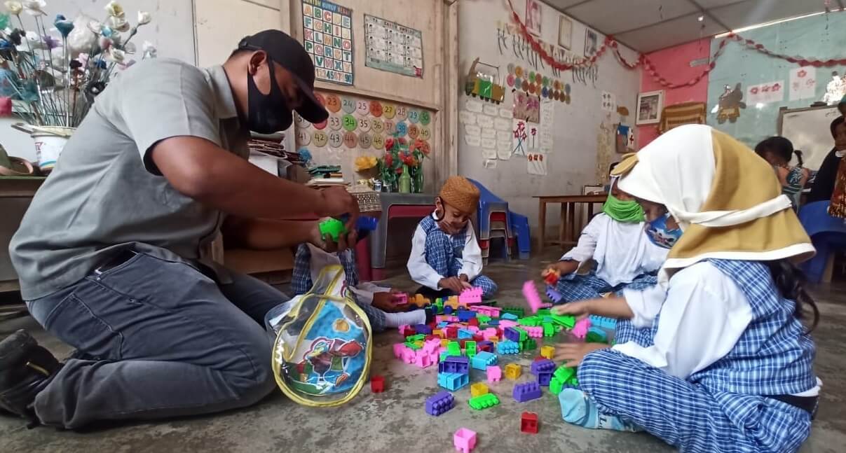 Menyambut Hari Pendidikan Nasional, Asian Agri Serahkan Bantuan Sarana dan Prasarana ke PAUD