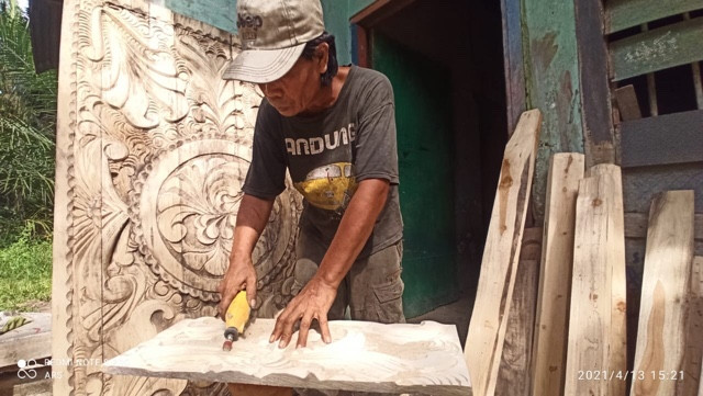 [SUMUTPOS] ASIAN AGRI SUPPORTS JEPARA WOOD CARVING UMKM IN BATU ANAM, NORTH SUMATERA