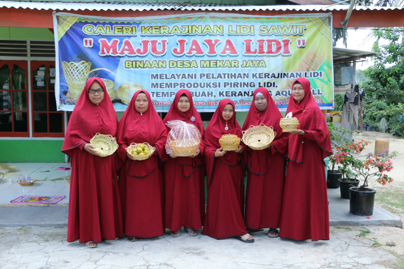 Kerajinan dari Pelepah Sawit yang Bernilai Ekonomis