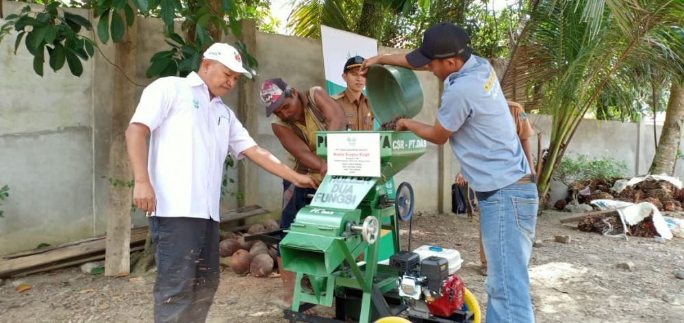 Asian Agri Helps Coffee Farmers With Huller Machine Gift