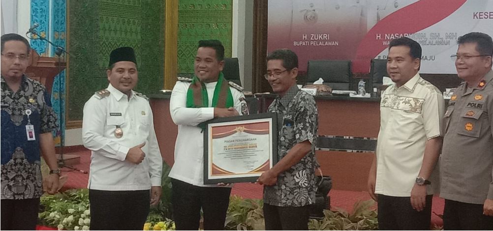Asian Agri Receives CSR Award from Pelalawan Regency Government
