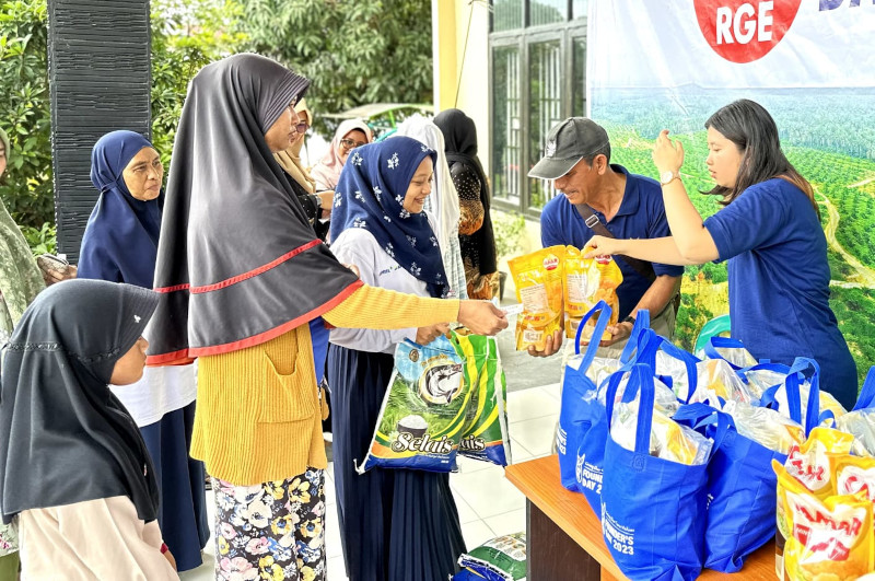 Asian Agri Conducts Social Services in Three Provinces in Celebration of RGE Founder’s Day