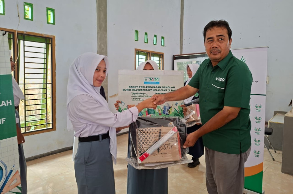 Asian Agri Tingkatkan Kualitas Hidup Masyarakat Melalui Bantuan Paket Pendidikan dan Ekonomi Alternatif di Jambi