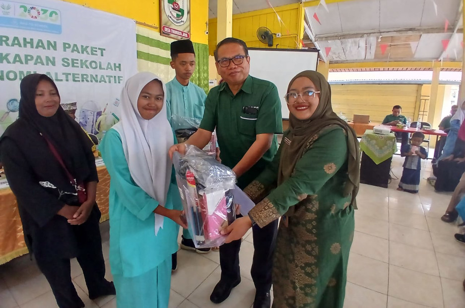 Asian Agri Enhances Community Livelihoods Through Educational and Alternative Income Programs in Riau