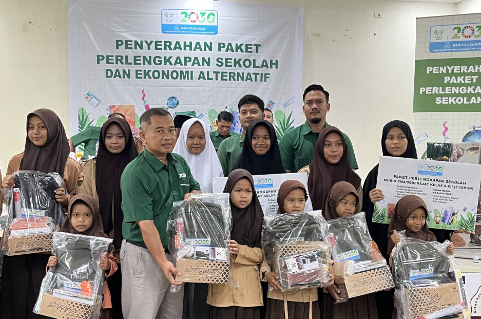 Asian Agri Tingkatkan Kualitas Hidup Masyarakat Melalui Bantuan Paket Pendidikan dan Ekonomi Alternatif di Sumatra Utara